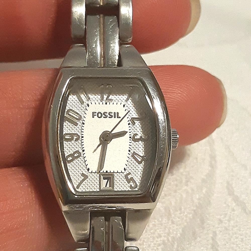 Vintage,  Ladies Fossil Watch, Silver Tone, 6" Long,